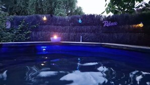 A swimming pool with a hedge wall and a 'Relax' sign. - La Cabane Magique Des Fichettes (Sandillon)