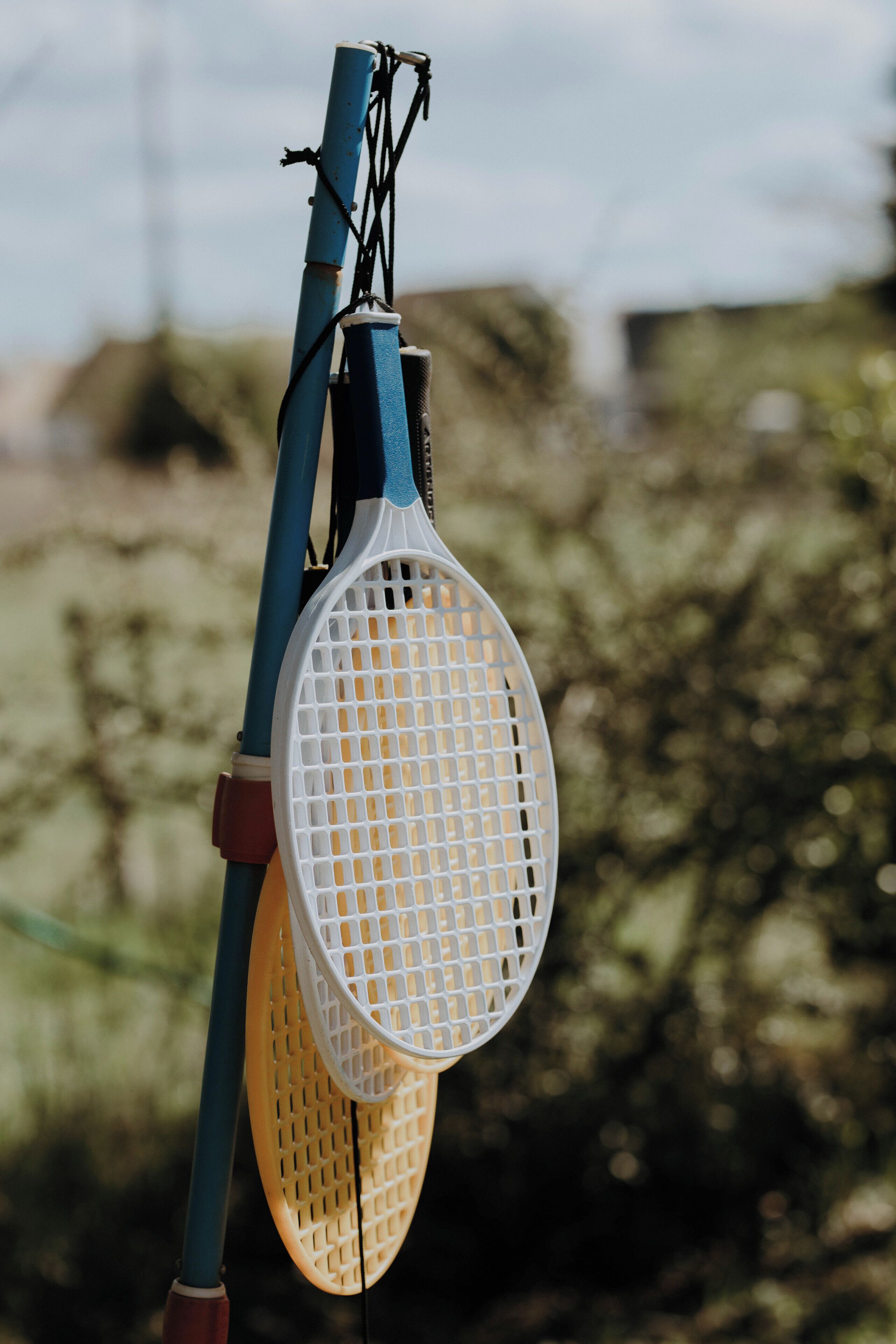 Dos raquetas de tenis colgadas en un soporte.