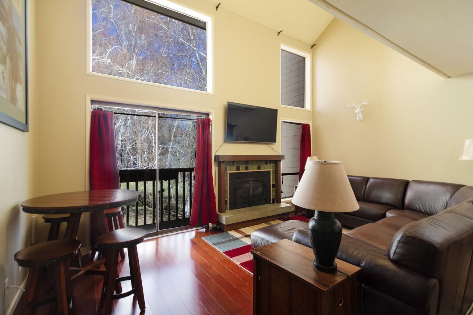 Fully furnished and tastefully remodeled  3 bedroom 2  ba in Sun Valley I’d<br><br>