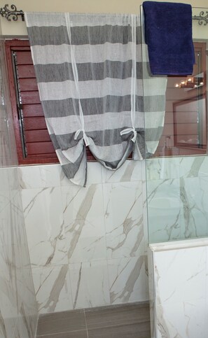 Dusche, Haartrockner, Handtücher, Seife