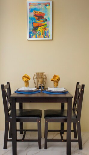 Dining - Cozy one bedroom, one bath apartment centrally located, gated community (Kingston)