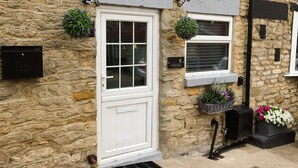 Front of property - Beam End Cottage (Scarborough)