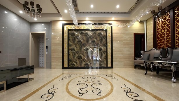 A spacious lobby with a marble floor, a large wall-mounted artwork, a reception desk, and a seating area. - Greentree Alliance Hulunbeier Zhalantun Railway Station Hotel (Hulunbuir)