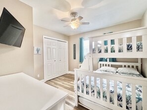 2 bedrooms, iron/ironing board, WiFi