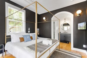 4 bedrooms, iron/ironing board, WiFi, bed sheets
