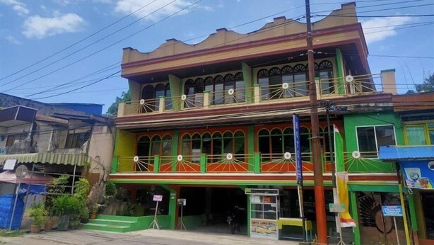 A two-story building with a balcony on the upper floor. - Hotel Sinar Lumayan Syariah (Balikpapan)