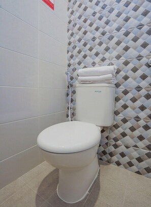 Bathroom - OYO 90336 Olive Guest House (Surabaya)