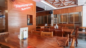 Un restaurant aux murs en bois et doté d’une grande table en bois.