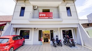 A two-story building with a signboard for 'OYO Star House'. - OYO 90052 Star House (West Cirebon)