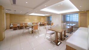 A spacious conference room with multiple tables and chairs, a large window with curtains, and a modern ceiling design. - Ji Hotel Urumqi Youhao (Ürümqi)