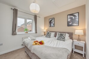 3 bedrooms, desk, iron/ironing board, travel cot - Oakridge House • Parking • Fast WiFi • Smart TVs • Garden • Self-Check-In • Yoko Property (Milton Keynes)