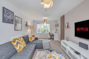 TV, Netflix, streaming services - Oakridge House • Parking • Fast WiFi • Smart TVs • Garden • Self-Check-In • Yoko Property (Milton Keynes)