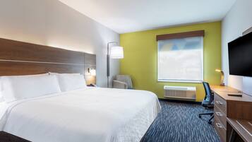 Cubrecamas, caja de seguridad en la habitación y escritorio