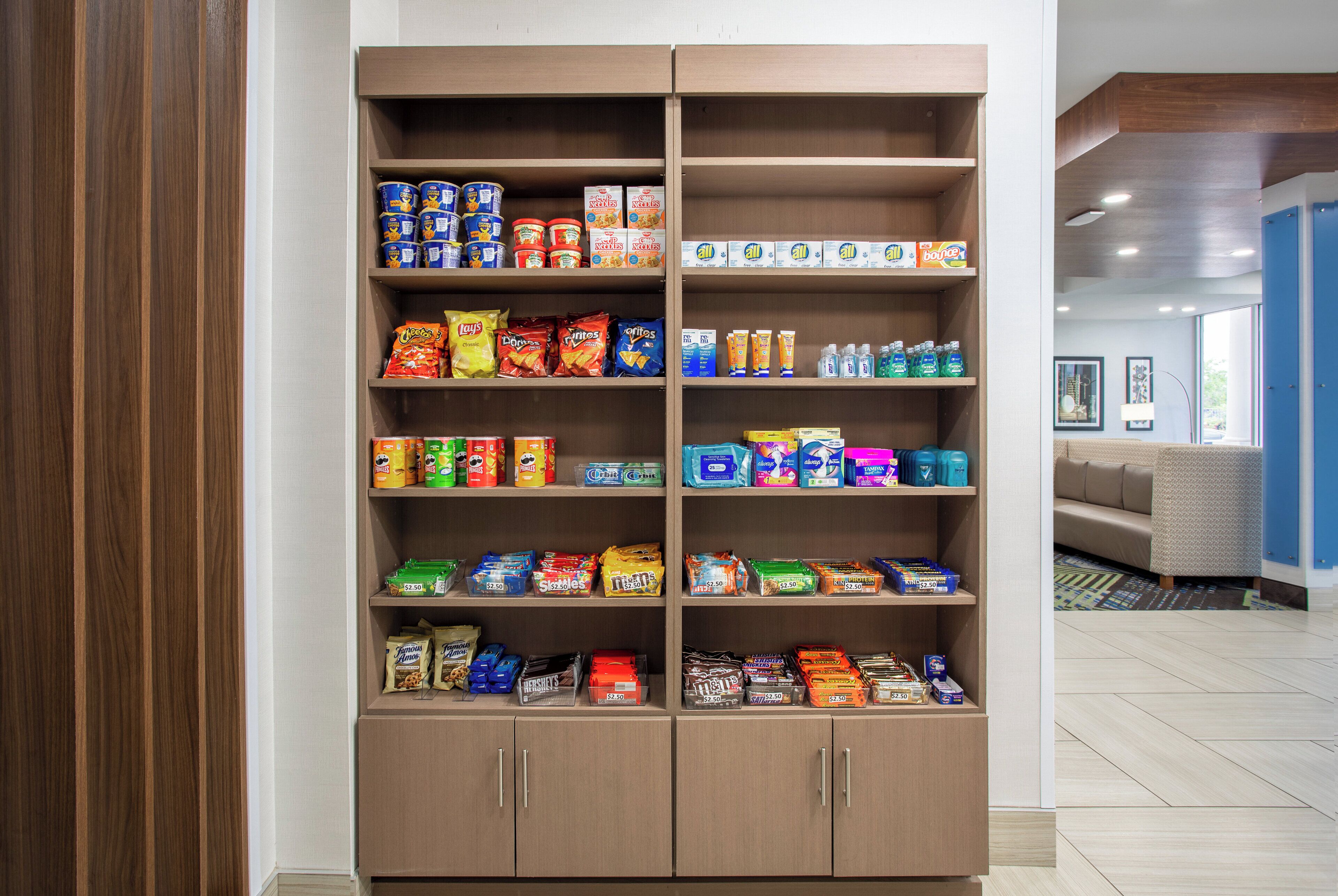 Una despensa bien organizada con diversos alimentos y bebidas.