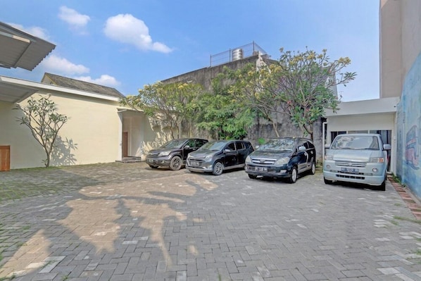 Property grounds - OYO Capital O 90410 Griya Amanah Jajar Syariah (Surakarta)