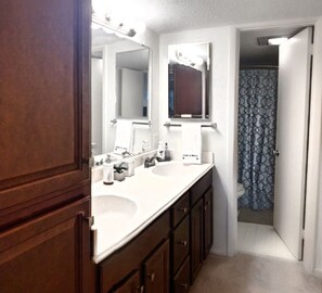 Combined shower/bathtub, hair dryer, towels, soap