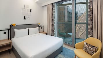 Minibar, két bảo mật tại phòng, bàn
