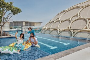 حمّام سباحة خارجي، مظلات على حمّام السباحة، مقاعد للتشمس