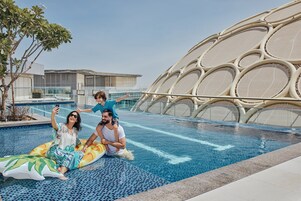 Piscine extérieure, parasols de plage, chaises longues