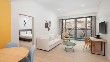 Al Wasl Suite | Minibar, in-room safe, desk, laptop workspace