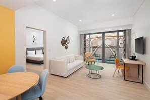 Minibar, coffres-forts dans les chambres, bureau