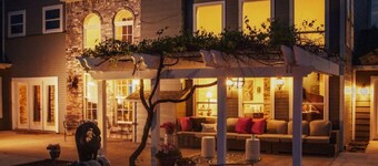 White Oak Lodge-Texas Sized Pool & 24 acre B&B