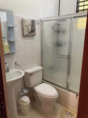 Tina con regadera, toallas, jabón, papel de baño 