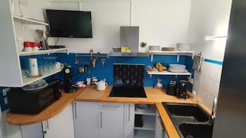 Réfrigérateur, micro-ondes, four, plaque de cuisson