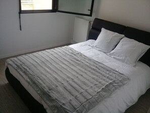 2 habitaciones, tabla de planchar con plancha y cuna de viaje 