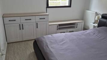 2 bedrooms, iron/ironing board, travel cot, free WiFi