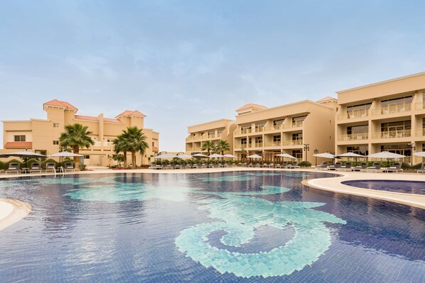 Indoor pool, outdoor pool, sun loungers - Radisson Riyadh Airport (Riyadh)