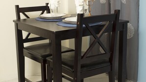 Una mesa de comedor con sillas, una vela y un adorno sobre la mesa.
