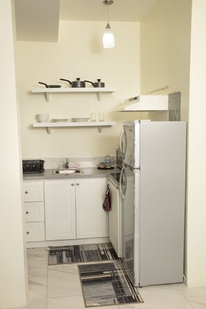 Geladeira, micro-ondas, cooktop, cafeteira/chaleira