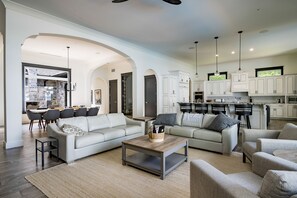 Téléviseur connecté, foyer, table de baby-foot, table de ping-pong