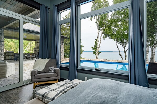 5 chambres, bureau, fer et planche à repasser, lit de bébé portatif