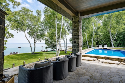 Luxury resort like cottage on southern Georgian Bay