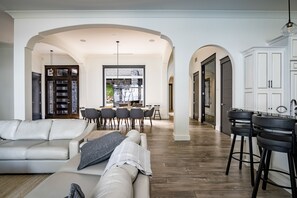 TV connectée, cheminée, baby-foot, table de tennis de table