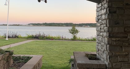 Luxury Lakeside/Trailside Living