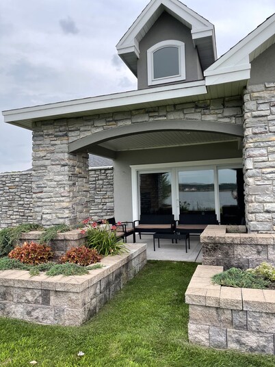 Luxury Lakeside/Trailside Living