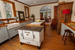 Interior - Orchard & Mountain Views, 5Mi Wintergreen, Gourmet Kitchen (Massies Mill)