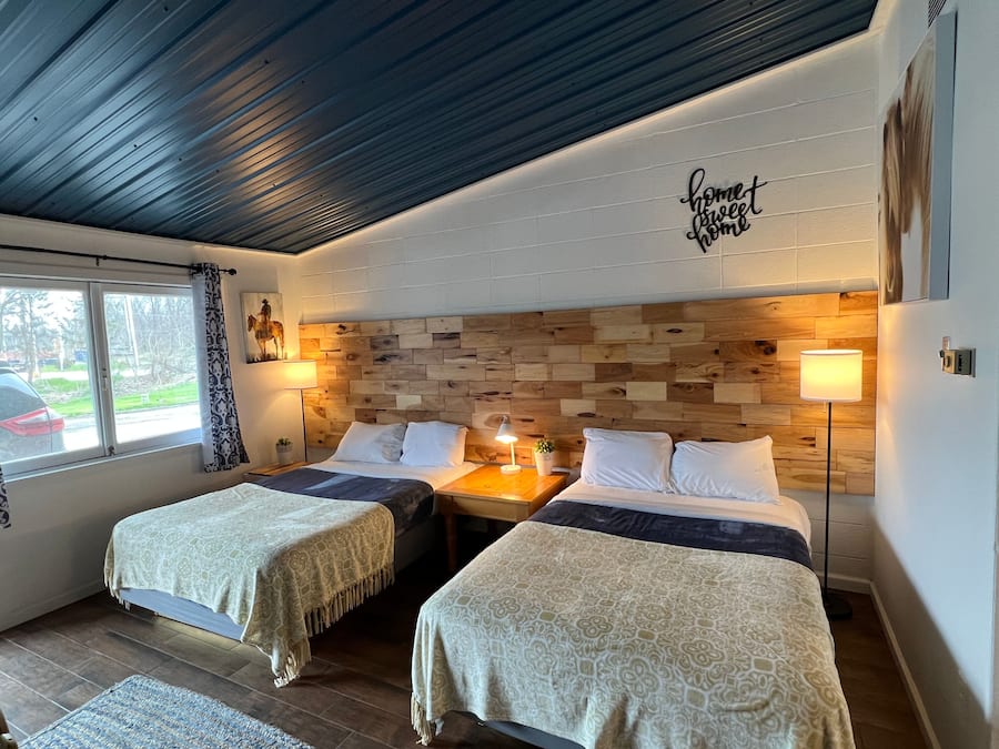 Rom – comfort, 2 dobbeltsenger, ikke-røyk, kjøleskap og mikrobølgeovn | Wi-fi (inkludert) og sengetøy