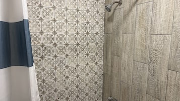 Habitación Confort, 2 camas de matrimonio, no fumadores, frigorífico y microondas | Baño | Ducha y bañera combinadas y toallas
