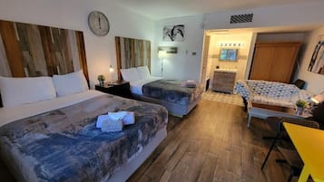 Chambre Confort, 2 lits doubles, non-fumeur, réfrigérateur et four à micro-ondes | Accès au Wi-Fi (inclus), literie fournie