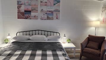Comfort Room, 1 King Bed, Non Smoking, Refrigerator & Microwave