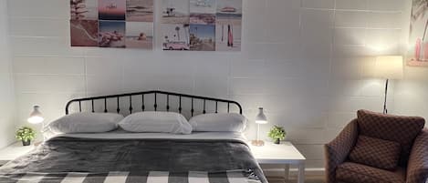 Chambre Confort, 1 très grand lit, non-fumeur, réfrigérateur et four à micro-ondes