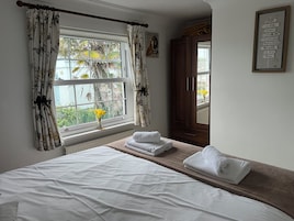 Cottage | 2 bedrooms, individually decorated, individually furnished, free WiFi