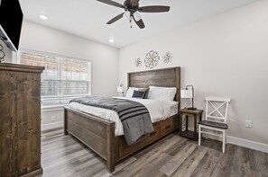 6 bedrooms, desk, iron/ironing board, travel crib - The Farmhouse: Lake View - Fire Tables - Community Pickleball (Branson)