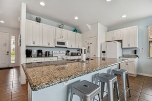 Kylskåp, mikrovågsugn, ugn och spishäll