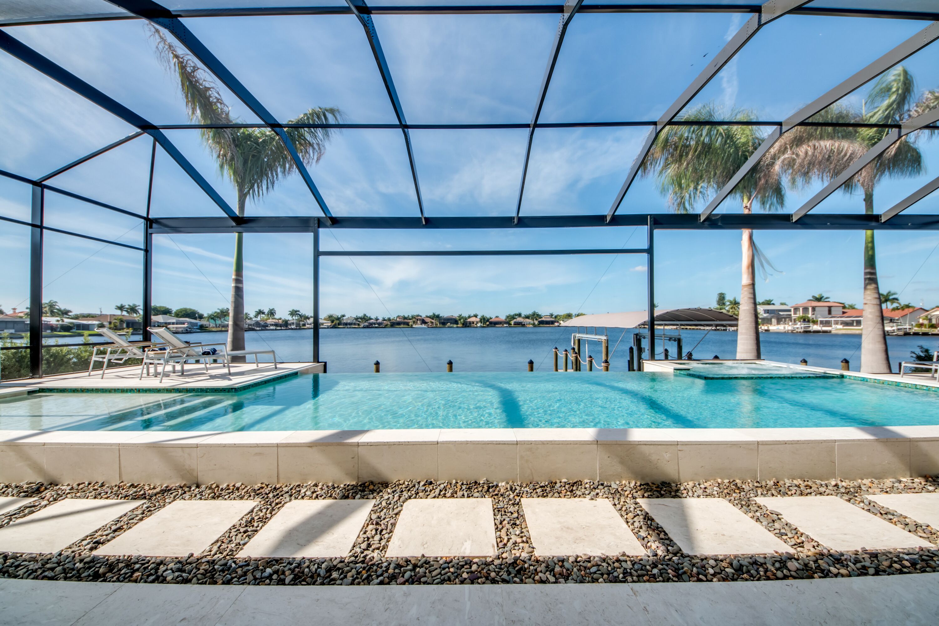 Een buitenzwembad, een verwarmd zwembad