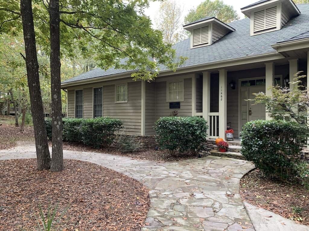 Whole House-Beautiful three bedroom cottage with upper and lower levels.
